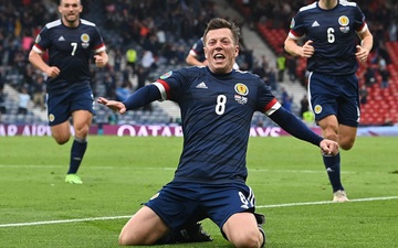 Callum McGregor tung cú sút uy lực để gỡ hòa cho ĐT Scotland
