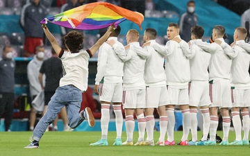 Fan cuồng mang thông điệp ủng hộ LGBT lao vào sân trong lúc tuyển Hungary hát quốc ca