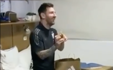Sinh nhật tuổi 34, Messi bất ngờ được đồng đội tặng bánh sinh nhật siêu nhỏ cùng những món quà cực xịn