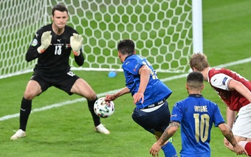 Video: Pessina dứt điểm chéo góc nâng tỷ số lên 2-0 cho Italia
