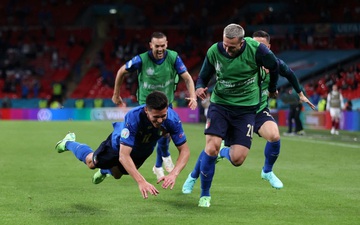 Màn ăn mừng cảm xúc nhưng "hơi dại" của tuyển thủ Italy: Bay người cày mặt xuống sân và bị đồng đội đè cho "ngộp thở"