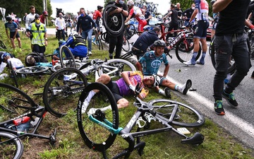Fan nữ gây tai họa khôn lường ở Tour de France