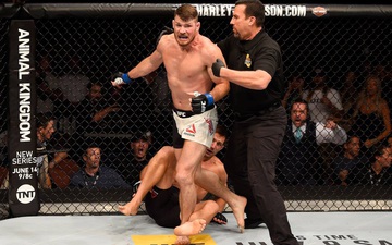 Cựu vương Michael Bisping gặp "tai bay vạ gió" vì quay phim trên đường phố