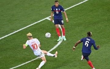 Video bàn thắng: Paul Pogba vẽ đường cong mỹ miều, Pháp vươn lên dẫn trước Thụy Sĩ 3-1