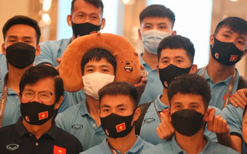 Tuyển thủ Việt Nam tạo dáng "bá đạo" chụp ảnh kỷ niệm trước khi sang khách sạn mới