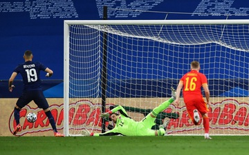 Benzema sút hỏng penalty ngay trận đầu, Pháp vẫn thắng Wales 3-0