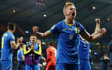 Cầu thủ Ukraine mở hội sau khi đánh bại Thụy Điển ở vòng 1/8 Euro 2020