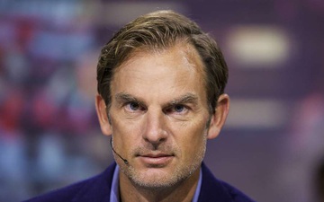 De Boer chỉ trích... anh ruột: "Johan Cruyff mà nhìn anh ấy xếp đội thì chắc phải bật dậy từ dưới mồ"