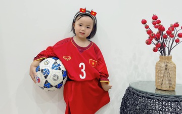 Con gái Quế Ngọc Hải siêu đáng yêu khi diện áo đấu cổ vũ ĐT Việt Nam