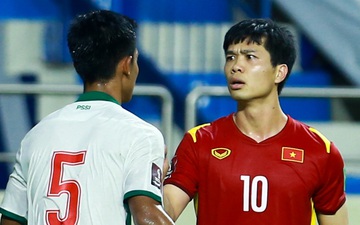 Công Phượng nổi giận vì bị đá xấu, cố kiềm chế không đánh cầu thủ Indonesia