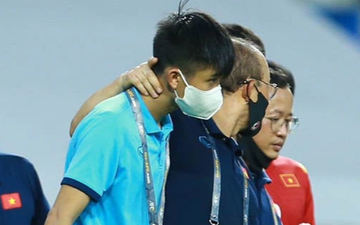 Nổi cáu trước trọng tài, nhưng HLV Park Hang-seo vô cùng tình cảm ôm học trò sau trận thắng Indonesia