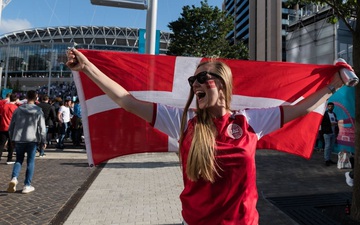 Trải nghiệm kinh hãi tại Euro 2020: Fan nữ Đan Mạch bị hooligan Anh hành hung, giật tóc, nhổ nước bọt
