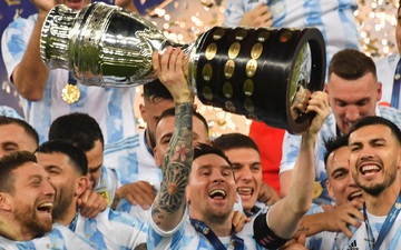 Ảnh: Khoảnh khắc Messi nâng cao chiếc cúp Copa America được cả quốc gia Argentina chờ đợi suốt 28 năm