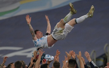 Ảnh: Messi được cả đội tung lên trời sau khi giành chức vô địch đầu tiên với ĐT Argentina