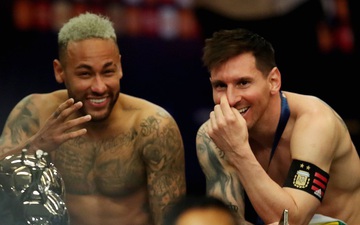 Messi cởi trần ngồi chém gió với Neymar