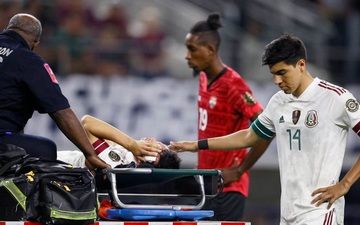 Ngôi sao tuyển Mexico đổ máu kinh hoàng trong pha va chạm rùng rợn với thủ môn đội bạn