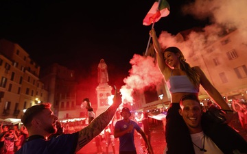 Pháo sáng rực đỏ thành Rome, mừng tuyển Italy lần thứ 2 vô địch Euro
