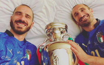 Bộ đôi trung vệ trụ cột tuyển Ý nằm ngủ với cúp bạc Euro