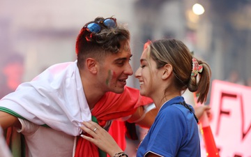 (Từ nước Ý) Nam CĐV tranh thủ cầu hôn bạn gái trong không khí cuồng nhiệt của trận chung kết
