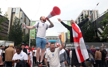 Fan cuồng tuyển Anh đánh lộn ở sân Wembley, thách thức cảnh sát trước trận chung kết Euro 2020