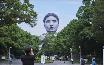 Đầu khổng lồ bay lơ lửng ở Tokyo, người dân khiếp vía trước ngày khai mạc Olympic