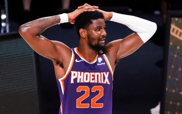Phản ứng lạc quan gây sốc của DeAndre Ayton khi Phoenix Suns vào thế "ngàn cân treo sợi tóc"