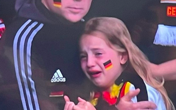Cô bé bị chế giễu vì bật khóc trong trận thua của tuyển Đức và hành động ấm lòng của một fan hâm mộ chân chính