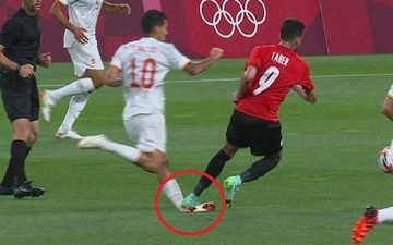 Rùng rợn: Cầu thủ Olympic Tây Ban Nha bẻ gập cổ chân vì bị đối thủ giẫm lên