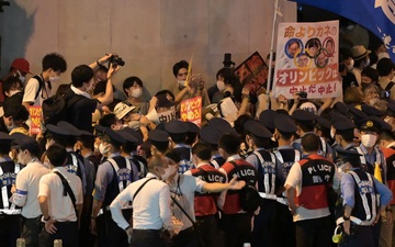 Phản đối Olympic 2020, dân Nhật Bản biểu tình ngay bên ngoài sân tổ chức khai mạc