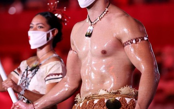 Nam thần xứ Tonga làm điên đảo mạng xã hội với màn cởi trần khoe body cơ bắp bóng nhẫy tại lễ khai mạc Olympic 2020