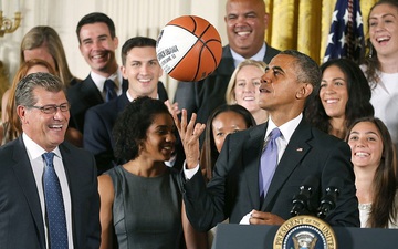 Cựu tổng thống Barack Obama dấn thân vào NBA