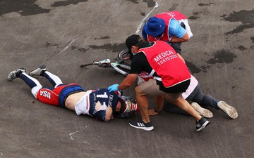 Kinh hoàng khoảnh khắc tay đua BMX bị đồng nghiệp chèn qua người, phải nhập viện khẩn cấp ở Olympic 2020