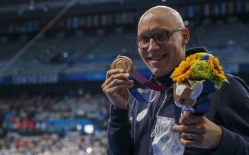 Tấm huy chương Olympic sau 101 năm và câu chuyện truyền cảm hứng của VĐV mắc bệnh hiếm khiến đầu trọc lốc