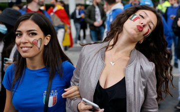 Dư âm Ý - Tây Ban Nha: Những nụ hôn đắm đuối, những bóng hồng xinh đẹp và thông điệp chế nhạo fan tuyển Anh