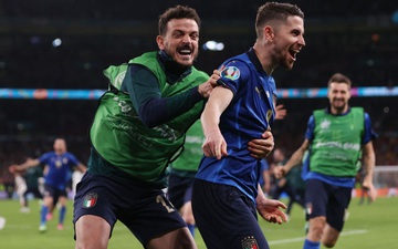 Ảnh: Tuyển Italy ăn mừng cuồng nhiệt sau chiến thắng tại bán kết Euro 2020
