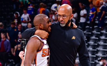 HLV Phoenix Suns hé lộ cách chỉ đạo Chris Paul bằng... "thần giao cách cảm"