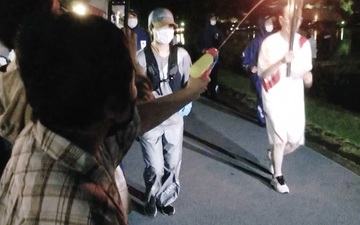 Người phụ nữ Nhật Bản dùng súng phun nước vào đuốc Olympic, phản đối Thế vận hội