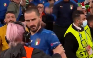 Tuyển thủ Italy đang ăn mừng xúc động cùng CĐV nhà, nhân viên an ninh lại tưởng nhầm là fan quá khích, đòi đuổi lên khán đài
