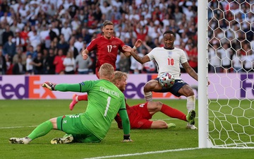 Video: Đội trưởng Simon Kjaer đốt lưới Đan Mạch giúp tuyển Anh gỡ hòa 1-1