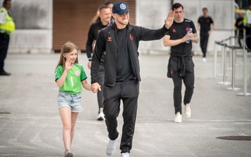 Fan "nhuộm đỏ" 2 bên đường, đón những người hùng Euro của tuyển Đan Mạch về nước