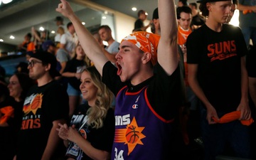 CĐV Phoenix Suns tiễn đoàn xe Milwaukee Bucks bằng hành động kém duyên