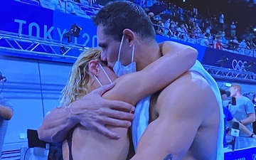 Khoảnh khắc tạo viral: Vừa giành huy chương Olympic, nữ kình ngư được đồng nghiệp điển trai tiến tới ôm hôn