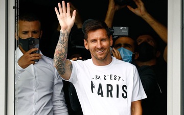 CHÍNH THỨC: Messi đặt chân tới Paris, nở nụ cười tươi tắn vẫy chào CĐV