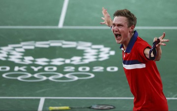 Tay vợt Đan Mạch không thể ngừng khóc sau khi đánh bại ĐKVĐ Olympic người Trung Quốc ở chung kết cầu lông đơn nam