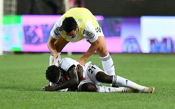 Khoảnh khắc sợ hãi: Cầu thủ đổ gục xuống sân co giật, xe cứu thương lập tức xuất hiện trước những ánh mắt bàng hoàng