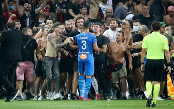 Hỗn loạn ở Ligue 1: Cầu thủ choảng nhau với hooligan khiến trận đấu bị tạm hoãn