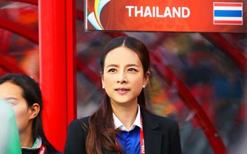 Nữ doanh nhân xinh đẹp làm trưởng đoàn đội tuyển Thái Lan
