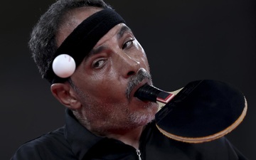 Paralympics 2020: Cảm phục nghị lực của VĐV Ai Cập chơi bóng bàn bằng miệng