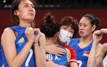 VĐV Trung Quốc khóc như mưa, cúi rạp người chia tay HLV huyền thoại ở Olympic Tokyo 2020