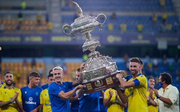 Đội bóng đoạt chiếc cúp siêu to khổng lồ "4 người khiêng mới nổi" nhờ hạ gục nhà vô địch La Liga